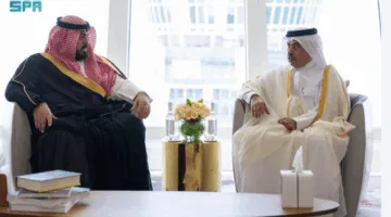 وزير الاقتصاد والتخطيط يجتمع مع وزير الاقتصاد القطري أثناء منتدى قطر الاقتصادي