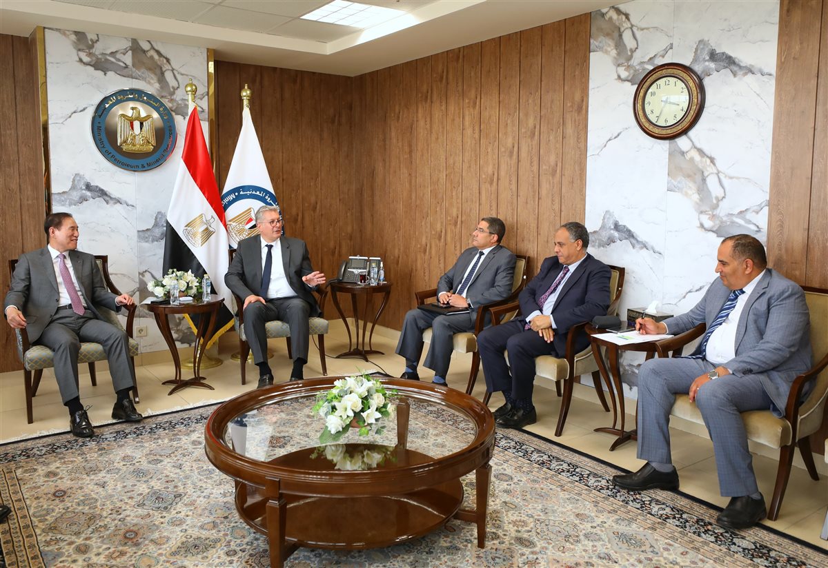 جانب من لقاء وزير البترول والثروة المعدنية ورئيس مؤسسة البترول الوطنية الكورية وتواصل المرافق له