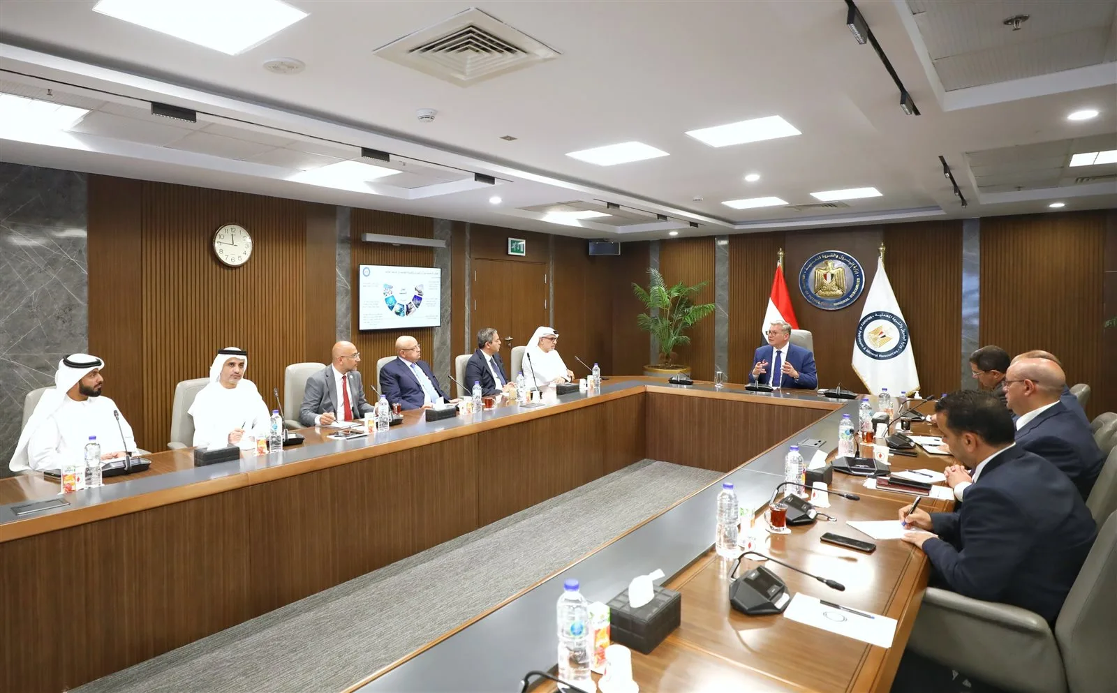 وزير البترول يبحث مع «موانئ أبوظبي» سبل تعزيز التعاون في البنية التحتية والطاقة النظيفة
