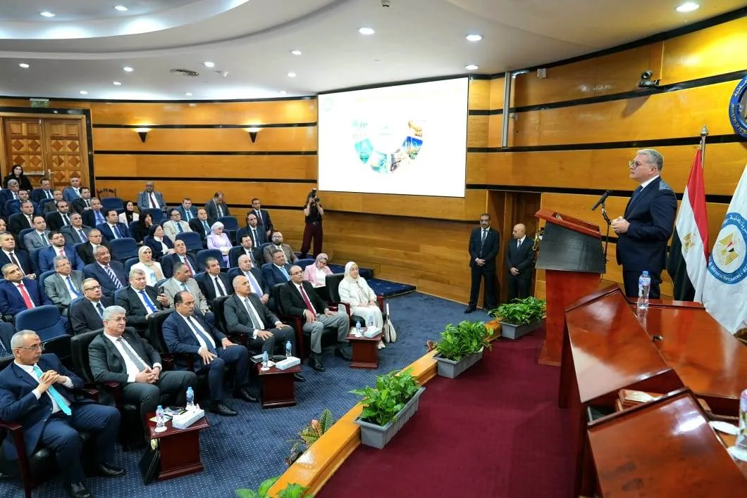 وزير البترول يتلقى اقتراحات القادة والفنيين لتعزيز الاستثمارات وتحسين الأداء. وزير البترول يتلقى اقتراحات القادة والفنيين لتعزيز الاستثمارات وتحسين الأداء.