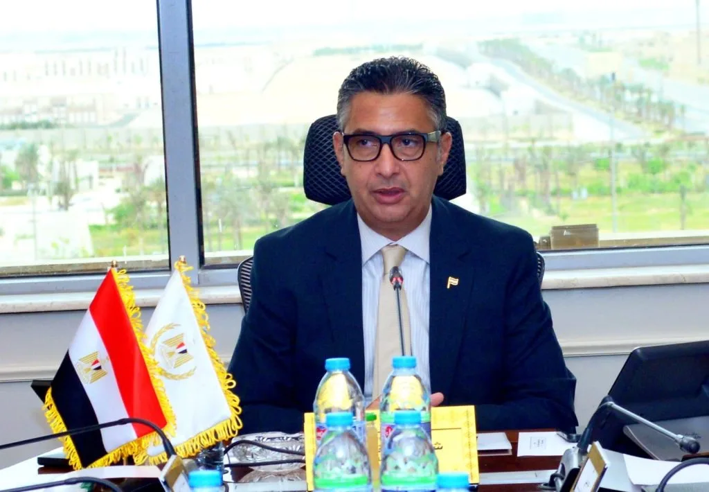 وزير التموين يعقد اجتماعًا مع رئيسي شركتي النيل والإسكندرية لمناقشة تحسين المجمعات الاستهلاكية