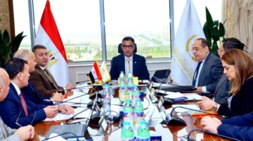 وزير التموين يناقش مع قادة شركتي “النيل” و”الإسكندرية” لأعمال المجمعات الاستهلاكية استراتيجيات التطوير وضمان توفير السلع الأساسية.