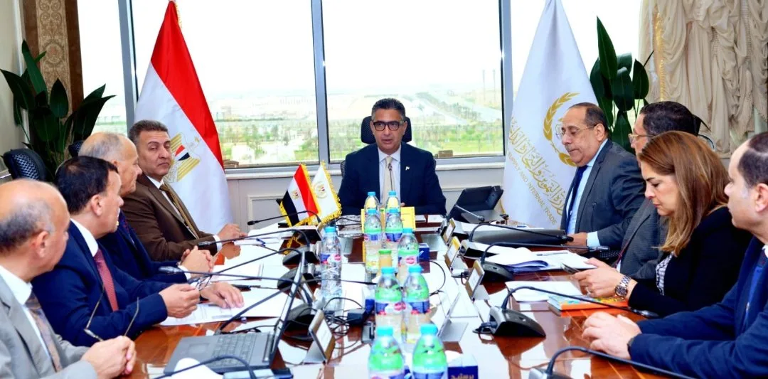وزير التموين يناقش مع قادة شركتي “النيل” و”الإسكندرية” لأعمال المجمعات الاستهلاكية استراتيجيات التطوير وضمان توفير السلع الأساسية. وزير التموين يناقش مع قادة شركتي “النيل” و”الإسكندرية” لأعمال المجمعات الاستهلاكية استراتيجيات التطوير وضمان توفير السلع الأساسية.