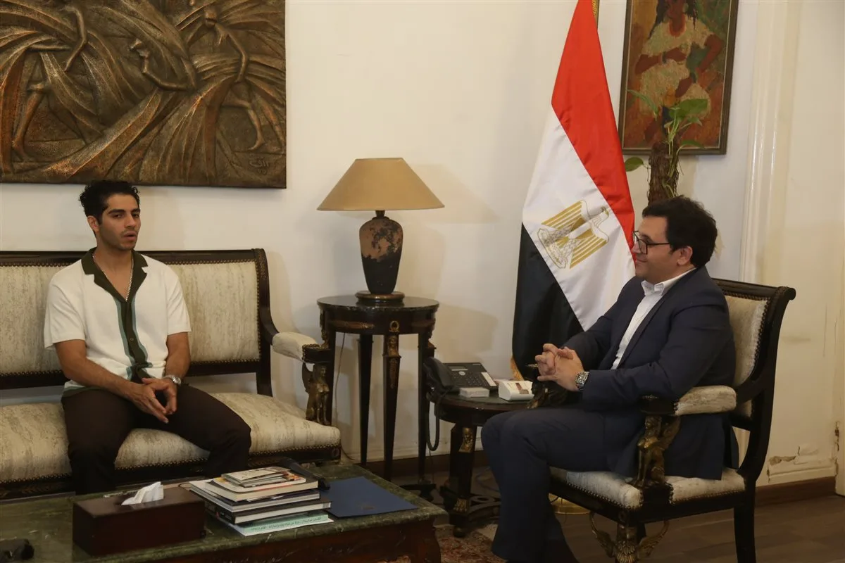 وزير الثقافة يكرم النجم العالمي مينا مسعود ويعلنه ممثلاً للثقافة والفنون المصرية بالخارج