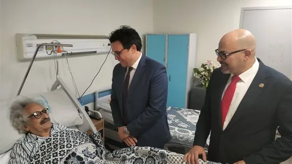 وزير الثقافة يلتقي بصنع الله إبراهيم بعد إجرائه عملية لاستبدال المفصل
