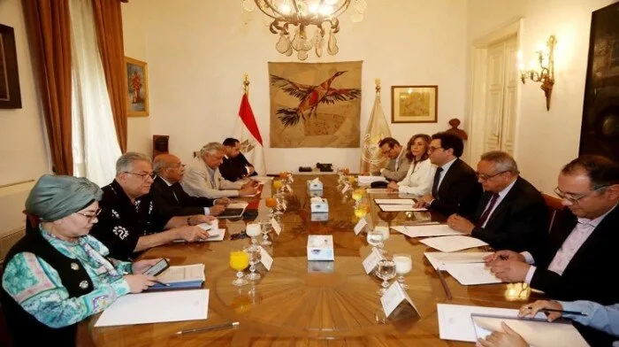 وزير الثقافة يلتقي بلجنة اختيار الرئيس الجديد لأكاديمية الفنون وزير الثقافة يلتقي بلجنة اختيار الرئيس الجديد لأكاديمية الفنون