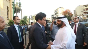 وزير الثقافة يناقش الشراكة مع ولي عهد الفجيرة ويأخذه في جولة داخل دار الكتب