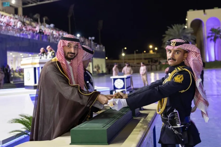 وزير الحرس الوطني يشرف على احتفال تخرج طلاب كلية الملك خالد وزير الحرس الوطني يشرف على احتفال تخرج طلاب كلية الملك خالد