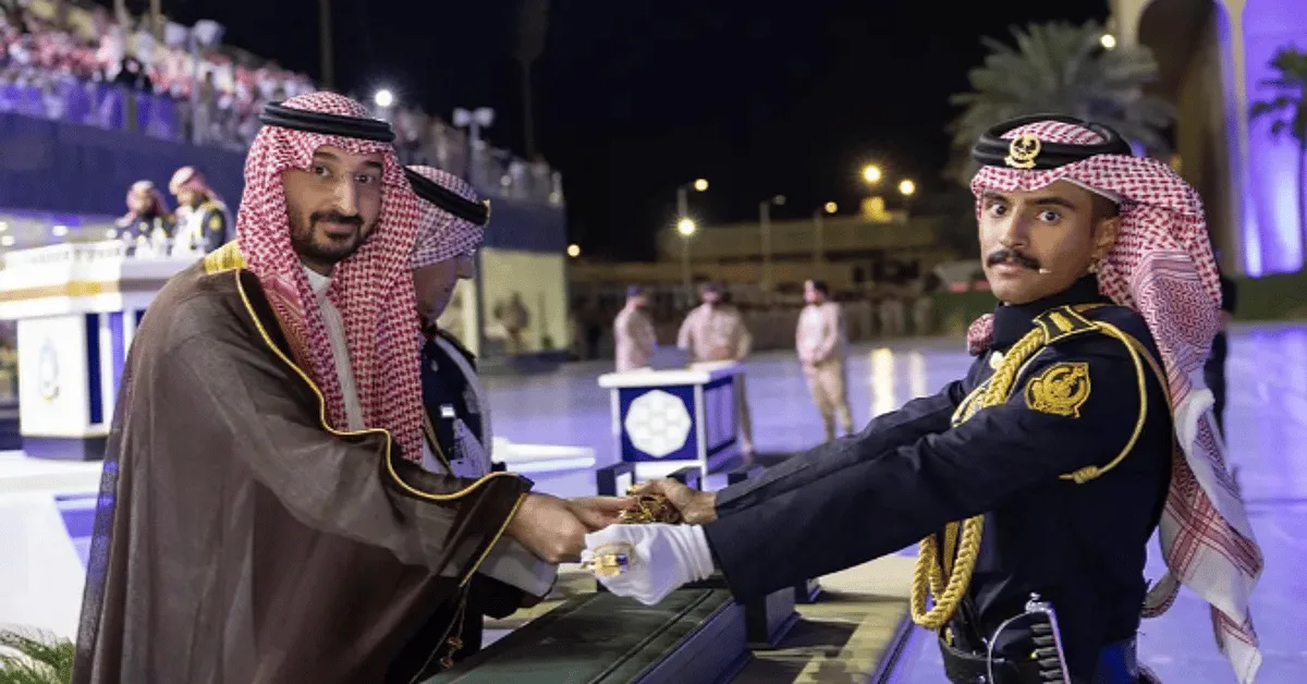 وزير الحرس الوطني يشرف على حفل تخرج الدورة الـ 36 لتأهيل الضباط الجامعيين والدفعة الـ 41 من كلية الملك خالد العسكرية. وزير الحرس الوطني يشرف على حفل تخرج الدورة الـ 36 لتأهيل الضباط الجامعيين والدفعة الـ 41 من كلية الملك خالد العسكرية.