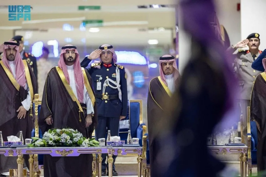 وزير الحرس الوطني يشرف على حفل تخرج الدورة الـ36 لتأهيل الضباط الجامعيين والدفعة الـ41 من طلاب كلية الملك خالد العسكرية. وزير الحرس الوطني يشرف على حفل تخرج الدورة الـ36 لتأهيل الضباط الجامعيين والدفعة الـ41 من طلاب كلية الملك خالد العسكرية.