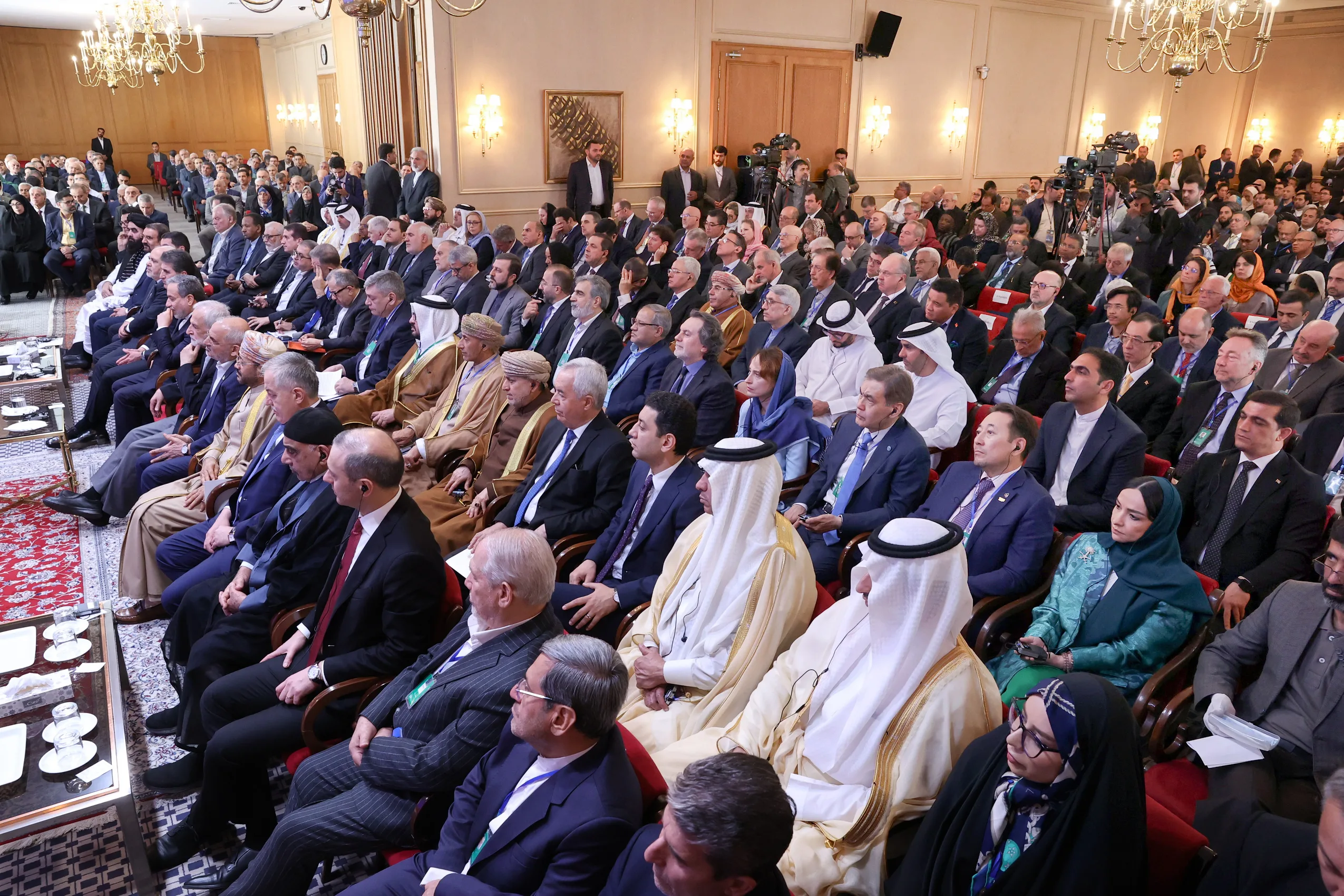 وزير الخارجية الإيراني: إيران تلتزم بالحلول الدبلوماسية وتهدف للتوصل إلى اتفاق بشأن برنامجها النووي وزير الخارجية الإيراني: إيران تلتزم بالحلول الدبلوماسية وتهدف للتوصل إلى اتفاق بشأن برنامجها النووي