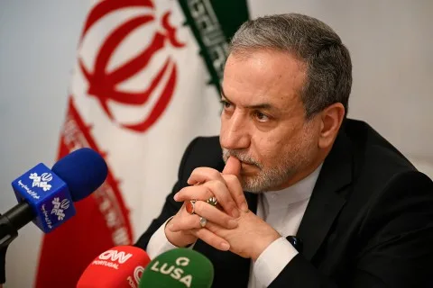 وزير الخارجية الإيراني: تصريحات واشنطن تعرقل المفاوضات ولن نتخلى عن حقوقنا في الطاقة النووية السلمية والتخصيب وزير الخارجية الإيراني: تصريحات واشنطن تعرقل المفاوضات ولن نتخلى عن حقوقنا في الطاقة النووية السلمية والتخصيب