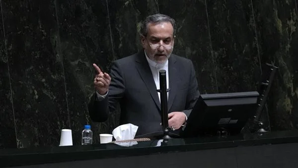 وزير الخارجية الإيراني يطالب بزيادة الدور الأوروبي في المحادثات مع واشنطن وزير الخارجية الإيراني يطالب بزيادة الدور الأوروبي في المحادثات مع واشنطن