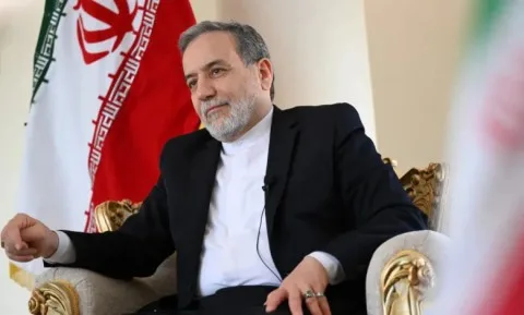 وزير الخارجية الإيراني ينبه من تفعيل “آلية الزناد”: أي خطأ من أوروبا قد يؤدي إلى انهيار الاتفاق النووي ويزيد التوتر في المنطقة. وزير الخارجية الإيراني ينبه من تفعيل “آلية الزناد”: أي خطأ من أوروبا قد يؤدي إلى انهيار الاتفاق النووي ويزيد التوتر في المنطقة.