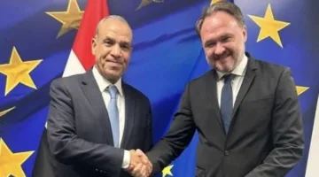 وزير الخارجية والهجرة يجتمع مع المفوض الأوروبي للطاقة والإسكان