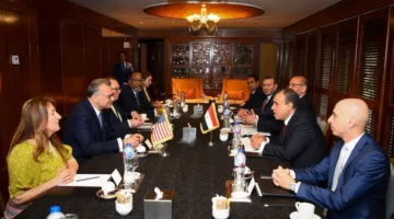 وزير الخارجية والهجرة يرحب بالرئيس الأمريكي للمستشارين الخاصين للشؤون العربية والشرق الأوسط، والمستشار الرفيع للشؤون الأفريقية.