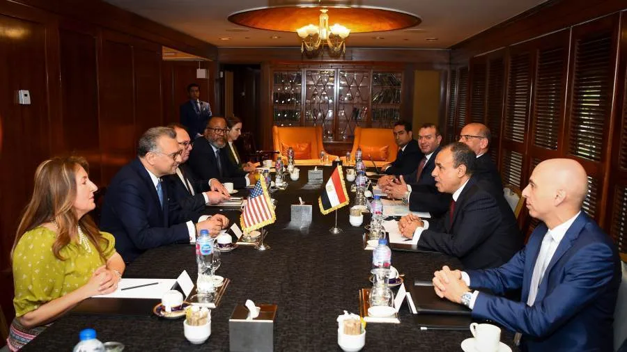 وزير الخارجية والهجرة يرحب بالرئيس الأمريكي للمستشارين الخاصين للشؤون العربية والشرق الأوسط، والمستشار الرفيع للشؤون الأفريقية. وزير الخارجية والهجرة يرحب بالرئيس الأمريكي للمستشارين الخاصين للشؤون العربية والشرق الأوسط، والمستشار الرفيع للشؤون الأفريقية.