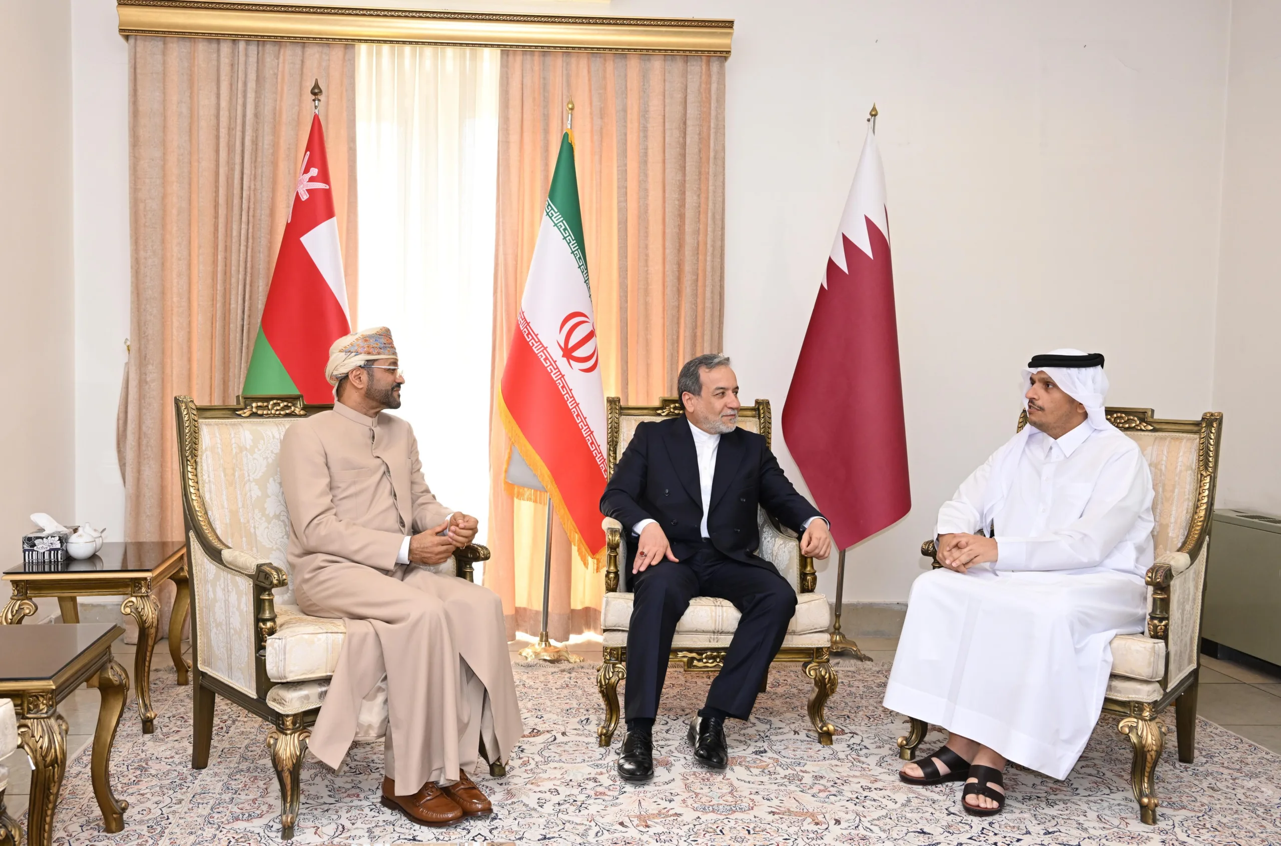 وزير الخارجية ونظيره الإيراني يناقشان آخر تطورات المفاوضات بين إيران والولايات المتحدة وزير الخارجية ونظيره الإيراني يناقشان آخر تطورات المفاوضات بين إيران والولايات المتحدة