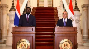 وزير الخارجية يتبادل الآراء السياسية مع نظيره من غامبيا