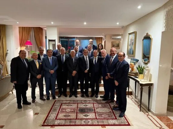 وزير الخارجية يجتمع بمجموعة من كبار رجال الأعمال ومديري البنوك المغربية وزير الخارجية يجتمع بمجموعة من كبار رجال الأعمال ومديري البنوك المغربية