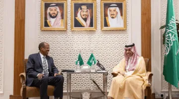 وزير الخارجية يرحب برئيس مفوضية الاتحاد الأفريقي في الرياض