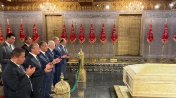 وزير الخارجية يقوم بزيارة ضريح الملكين الراحلين محمد الخامس والحسن الثاني في المغرب