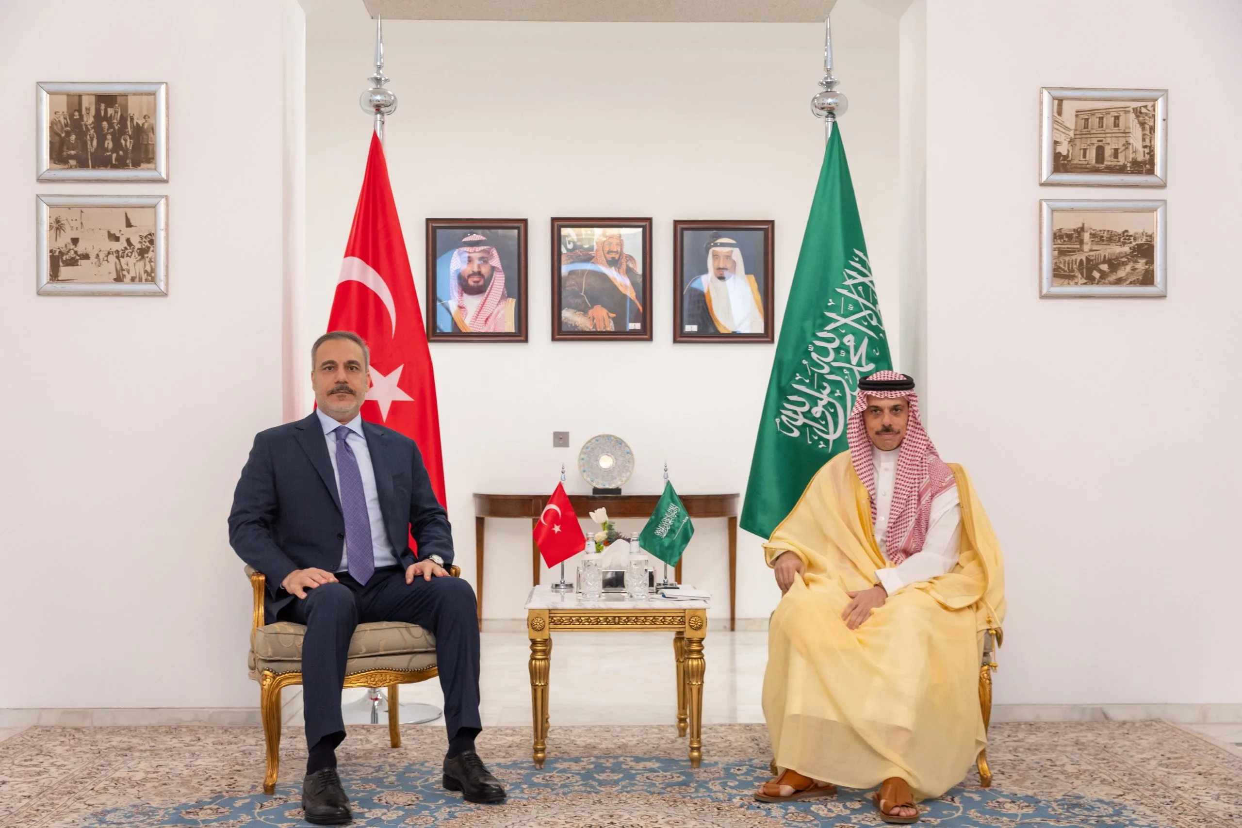 وزير الخارجية يلتقي نظيره التركي لبحث العلاقات الثنائية وآخر مستجدات الأوضاع في المنطقة. وزير الخارجية يلتقي نظيره التركي لبحث العلاقات الثنائية وآخر مستجدات الأوضاع في المنطقة.