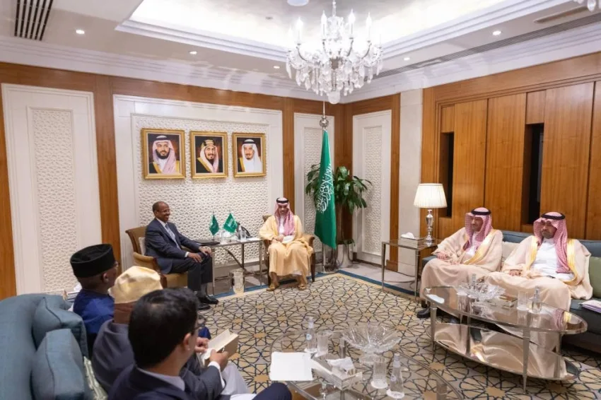 وزير الخارجية يناقش القضايا المشتركة مع رئيس مفوضية الاتحاد الأفريقي وزير الخارجية يناقش القضايا المشتركة مع رئيس مفوضية الاتحاد الأفريقي