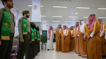 وزير الداخلية يقوم بزيارة صالة “طريق مكة” في مطار الملك عبد العزيز بجدة.