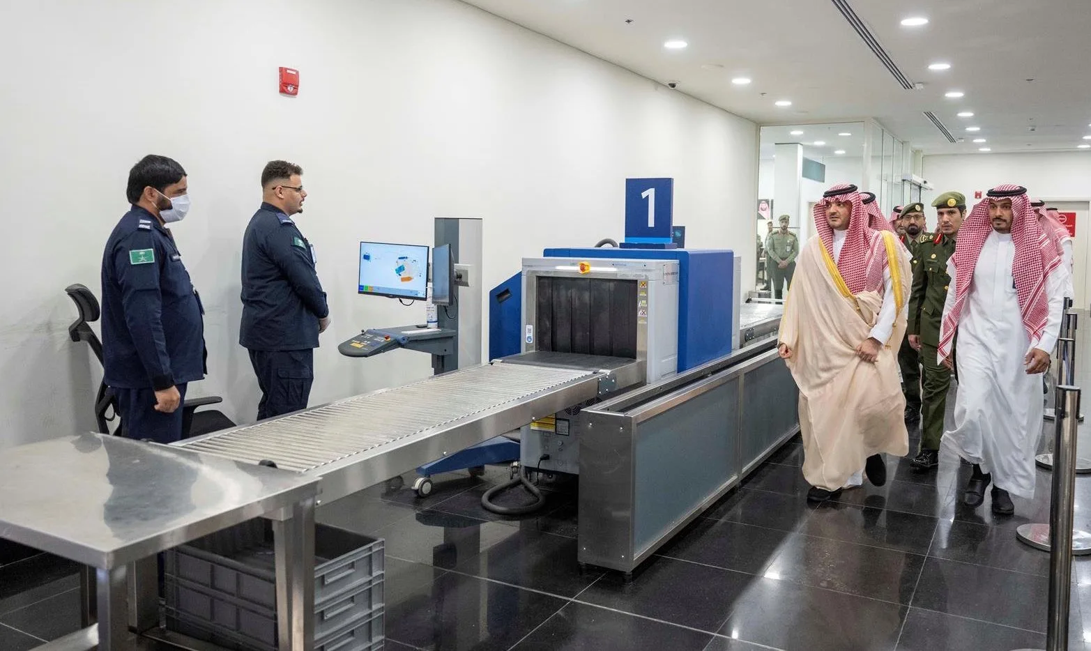 وزير الداخلية يقوم بمتابعة تقدم العمل في مركز الحجاج بمطار الطائف الدولي وزير الداخلية يقوم بمتابعة تقدم العمل في مركز الحجاج بمطار الطائف الدولي