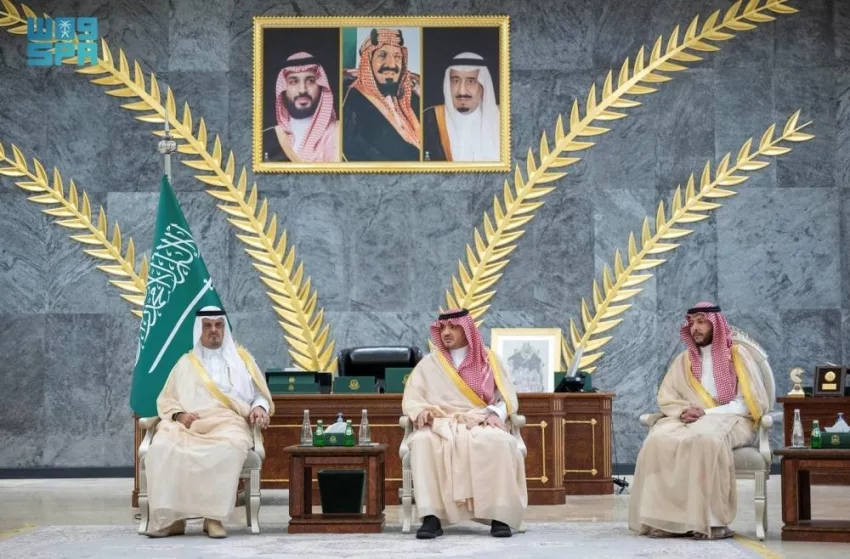 وزير الداخلية يلتقي محافظ الطائف ويستعرض أهم المشاريع التنموية الجارية. وزير الداخلية يلتقي محافظ الطائف ويستعرض أهم المشاريع التنموية الجارية.