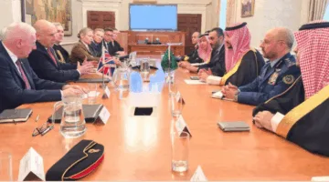 وزير الدفاع يجتمع بشكل موسع مع نظيره البريطاني في لندن