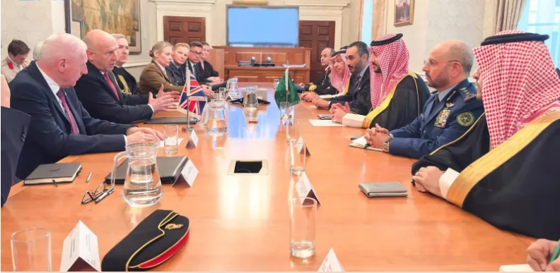 وزير الدفاع يجتمع بشكل موسع مع نظيره البريطاني في لندن وزير الدفاع يجتمع بشكل موسع مع نظيره البريطاني في لندن