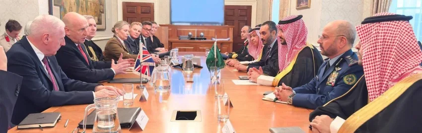 وزير الدفاع يجري محادثات مع نظيره البريطاني حول الاستراتيجية العسكرية. وزير الدفاع يجري محادثات مع نظيره البريطاني حول الاستراتيجية العسكرية.