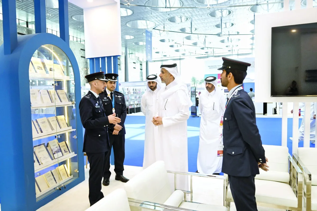 وزير الدولة للداخلية يزور معرض الدوحة للكتاب