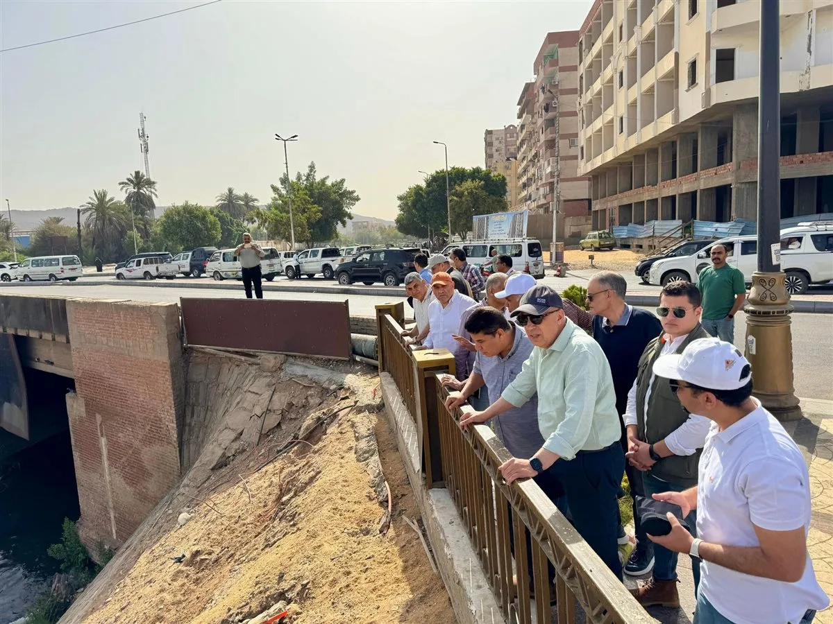 وزير الري: اتخاذ إجراءات عاجلة لإزالة التعديات على ضفاف النهر في أسوان ومكافحة التلوث في مصرف السيل وزير الري: اتخاذ إجراءات عاجلة لإزالة التعديات على ضفاف النهر في أسوان ومكافحة التلوث في مصرف السيل