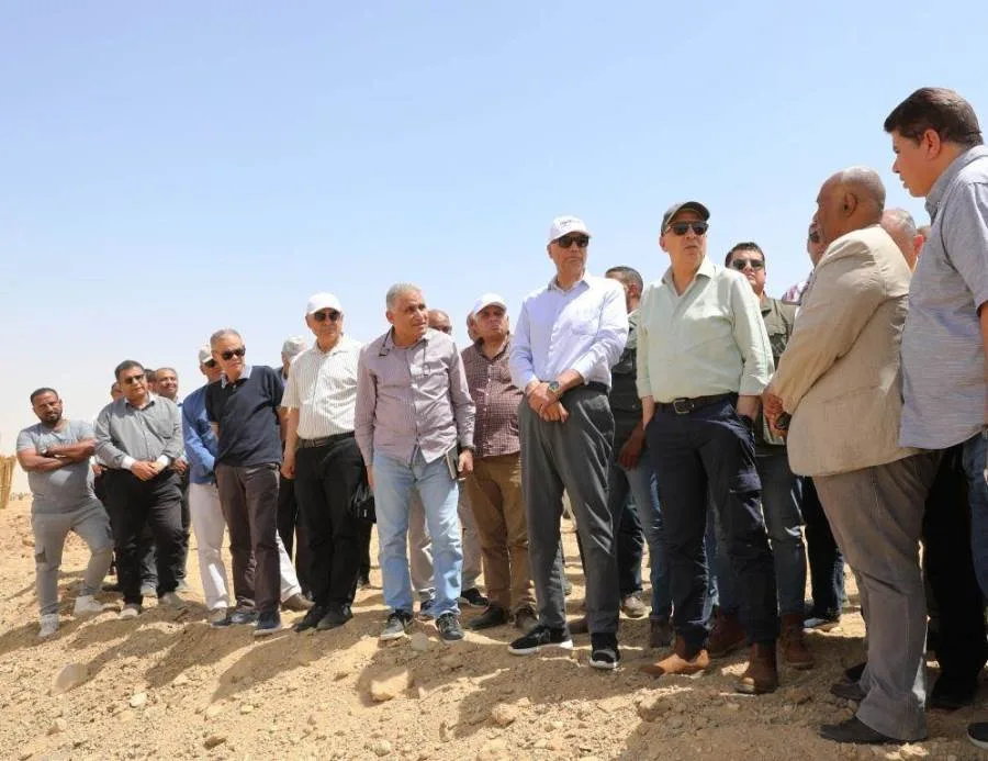 وزير الري ومحافظ أسوان يراقبان جهود حماية نهر النيل لضمان جودة المياه ونقائها كما ينبغي وزير الري ومحافظ أسوان يراقبان جهود حماية نهر النيل لضمان جودة المياه ونقائها كما ينبغي