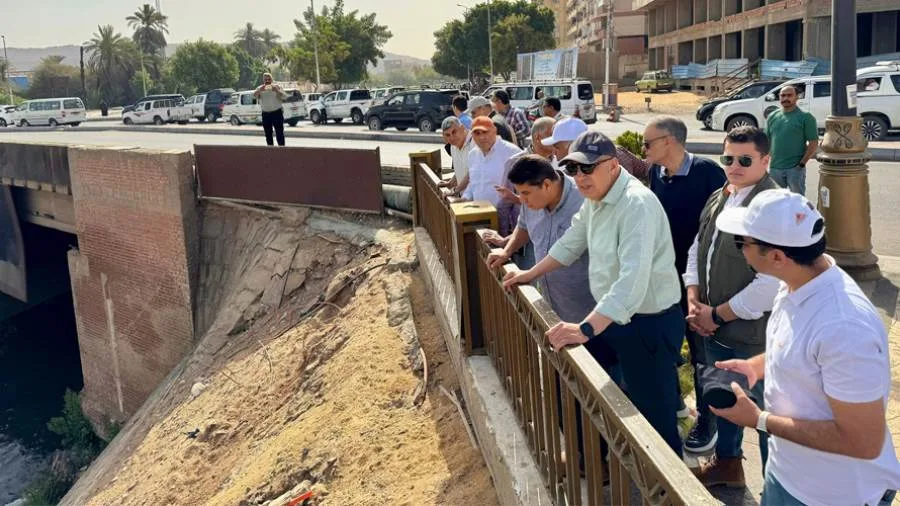 وزير الري يزور مشاريع إدارة الموارد المائية في محافظة أسوان وزير الري يزور مشاريع إدارة الموارد المائية في محافظة أسوان