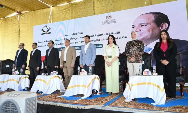وزير الرياضة ومحافظ الإسماعيلية يشاركان في مناقشة مع شباب المحافظات وزير الرياضة ومحافظ الإسماعيلية يشاركان في مناقشة مع شباب المحافظات