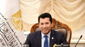 وزير الرياضة يبارك للسباح عبد الرحمن سامح ببلوغه بطولة العالم في سنغافورة