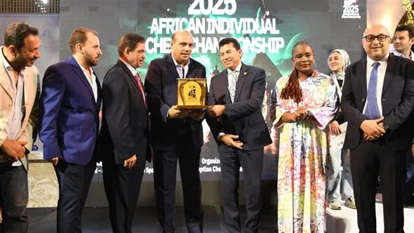 وزير الرياضة يشارك في حفل اختتام البطولة الإفريقية للشطرنج ويثني على التنظيم وزير الرياضة يشارك في حفل اختتام البطولة الإفريقية للشطرنج ويثني على التنظيم