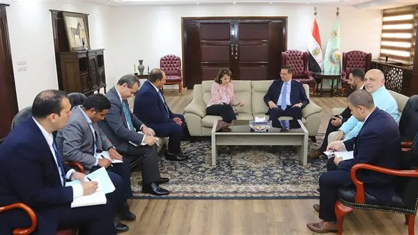 وزير الزراعة يتناول مع سفيرة رومانيا سبل التعاون في التصنيع وزيادة تجارة القمح. وزير الزراعة يتناول مع سفيرة رومانيا سبل التعاون في التصنيع وزيادة تجارة القمح.