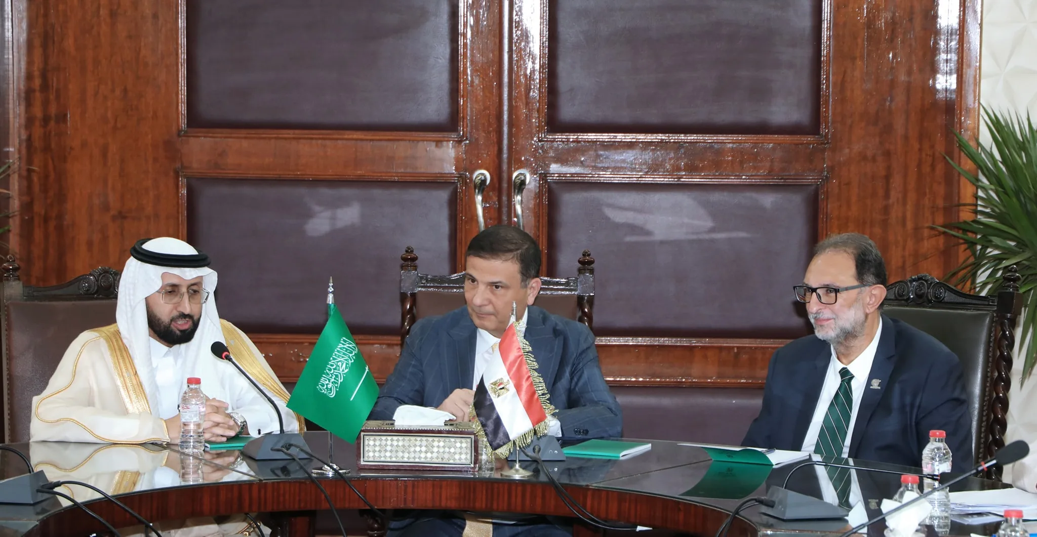 وزير الزراعة يناقش مع الرئيس التنفيذي للهيئة العامة للغذاء والدواء السعودية سبل تعزيز التعاون المشترك. وزير الزراعة يناقش مع الرئيس التنفيذي للهيئة العامة للغذاء والدواء السعودية سبل تعزيز التعاون المشترك.