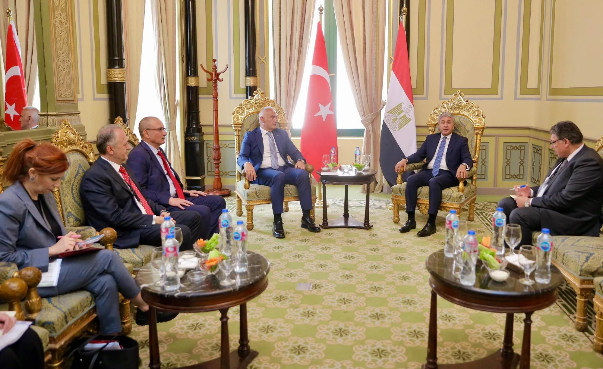 وزير السياحة والآثار يلتقي وزير الثقافة والسياحة التركي لبحث سبل تعزيز التعاون