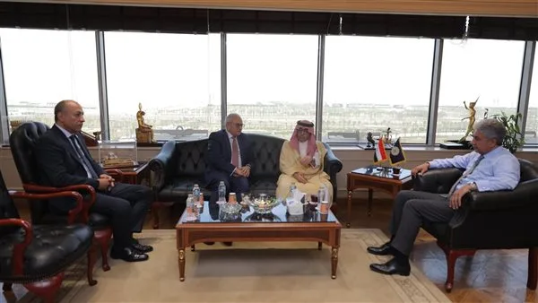 وزير السياحة والآثار يناقش الاستعدادات لمؤتمر “أهمية المصارف في تطوير السياحة العربية” وزير السياحة والآثار يناقش الاستعدادات لمؤتمر “أهمية المصارف في تطوير السياحة العربية”