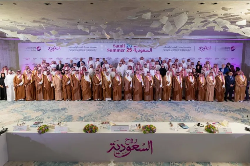 وزير السياحة يدير جلسة عمل لإطلاق مبادرة صيف السعودية 2025 وزير السياحة يدير جلسة عمل لإطلاق مبادرة صيف السعودية 2025