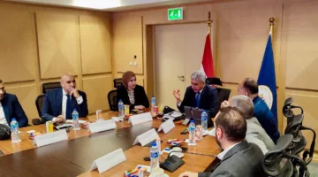 وزير السياحة يناقش تحسين نظام التأشيرات الاضطرارية في نقاط الدخول الجوية