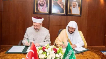 وزير الشؤون الإسلامية ورئيس دائرة الشؤون الدينية التركية يوقعان اتفاقية تعاون مشترك