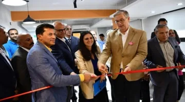 وزير الشباب والرياضة ومحافظ القليوبية يطلقان معمل الابتكار في المنشية