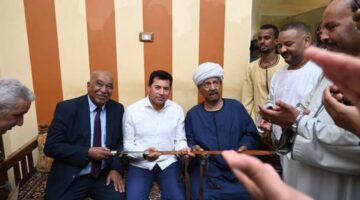 وزير الشباب والرياضة يلتقي مشايخ العبابدة بمدينة دراو بأسوان